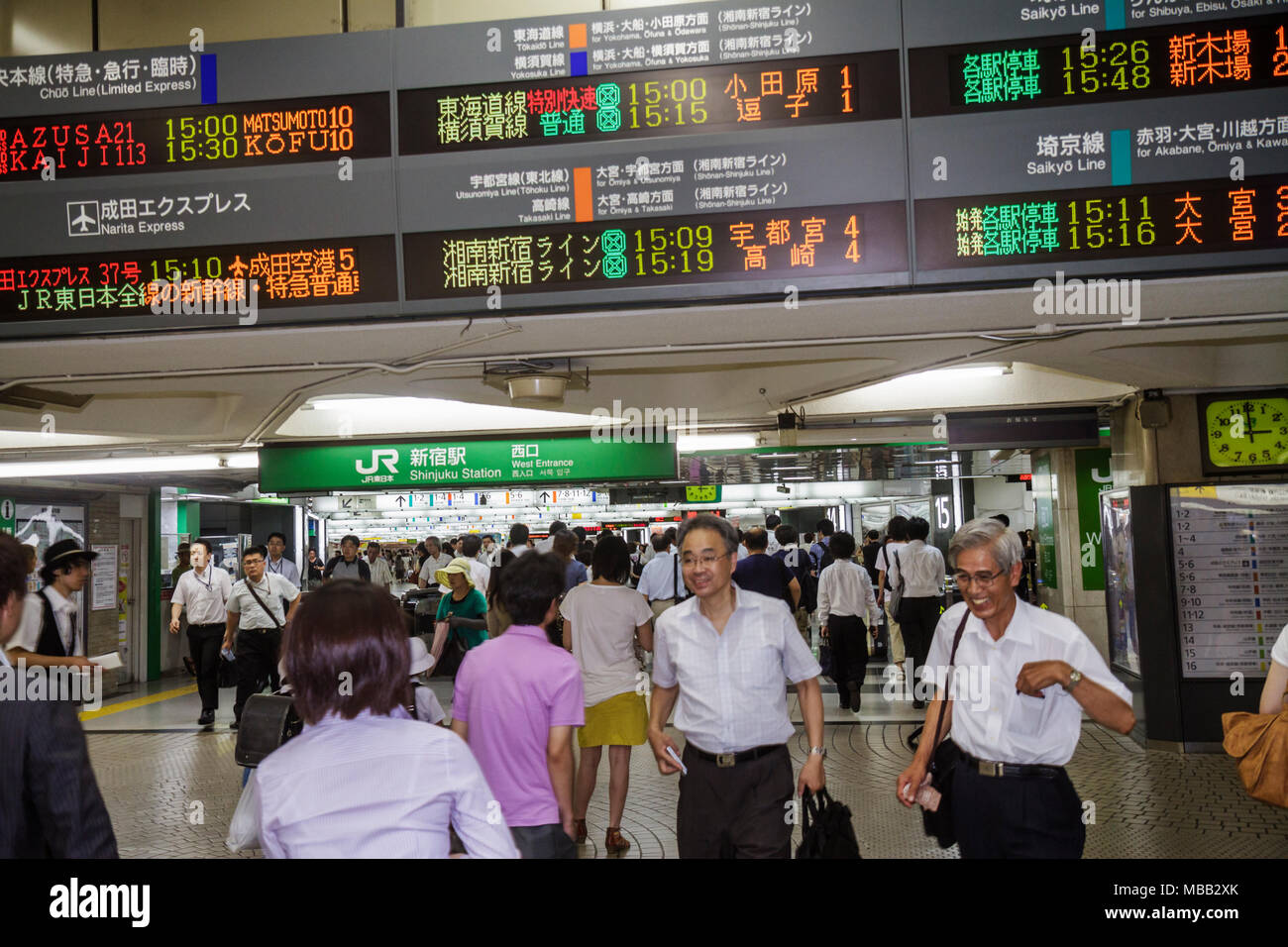 Tokio Japan, Asien, Orient, Shinjuku, JR Shinjuku Station, Zug, U-Bahn, Zug, Zug, digitale Zeittabelle, Informationen, Asiaten, ethnische Einwanderer Stockfoto