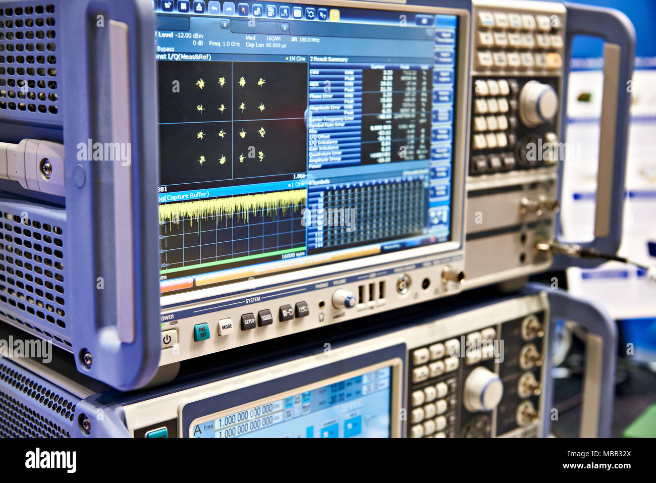 Digitale Spektrum Analyzer und Signal Generator im Labor Stockfoto