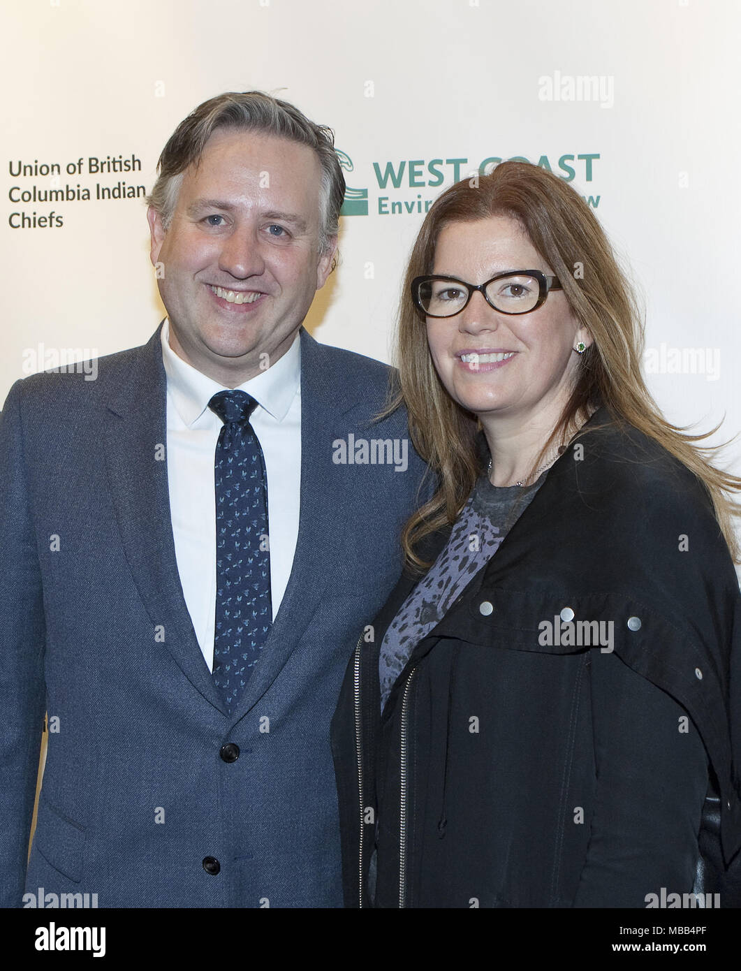 Vancouver, British Columbia, Kanada. 8 Apr, 2018. NDP-Mitglied des Parlaments für Burnaby Süd, Kennedy Stewart und seine Frau Jeannete ankommen auf dem roten Teppich feiern das Brechen von von Nachrichten, dass die BC Opposition treibt Kinder Morgan alle nicht unbedingt notwendigen Ausgaben auf der Trans Mountain pipeline Expansion vor dem Screening von Zack Embree's Film ''DIREKT BETROFFENE: Pipeline unter Druck'' Dokumentation Ablehnung der Trans Mountain pipeline Expansion in den letzten Jahren an Der cultch Vancouver East Cultural Center in Vancouver, British Columbia (BC), 8. April 2018 auszusetzen. (Bild: Stockfoto