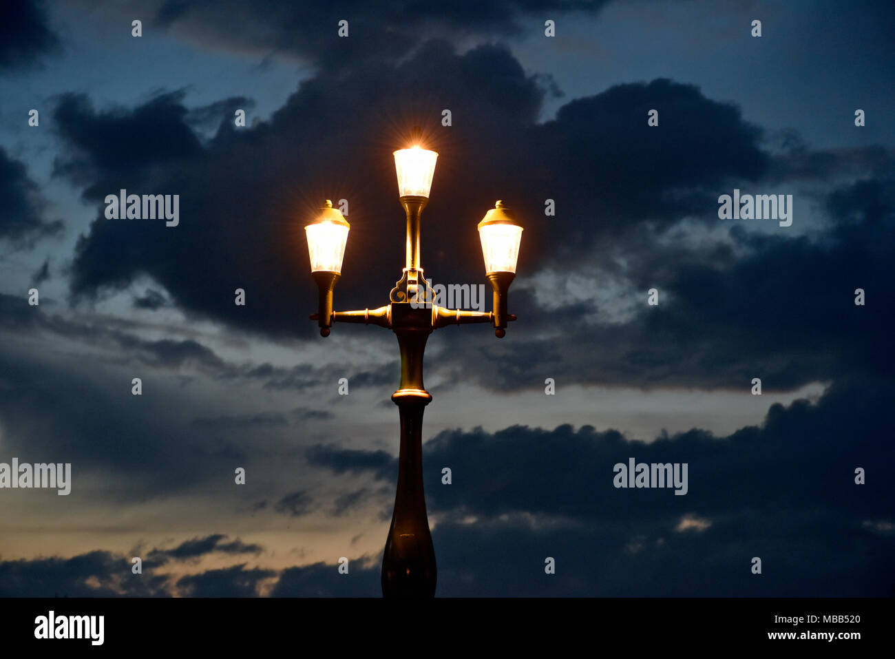 Glasgow, UK. 9 Apr, 2018. Dämmerung fällt auf die Albert Bridge in Glasgow Credit: Tony Clerkson/Alamy leben Nachrichten Stockfoto