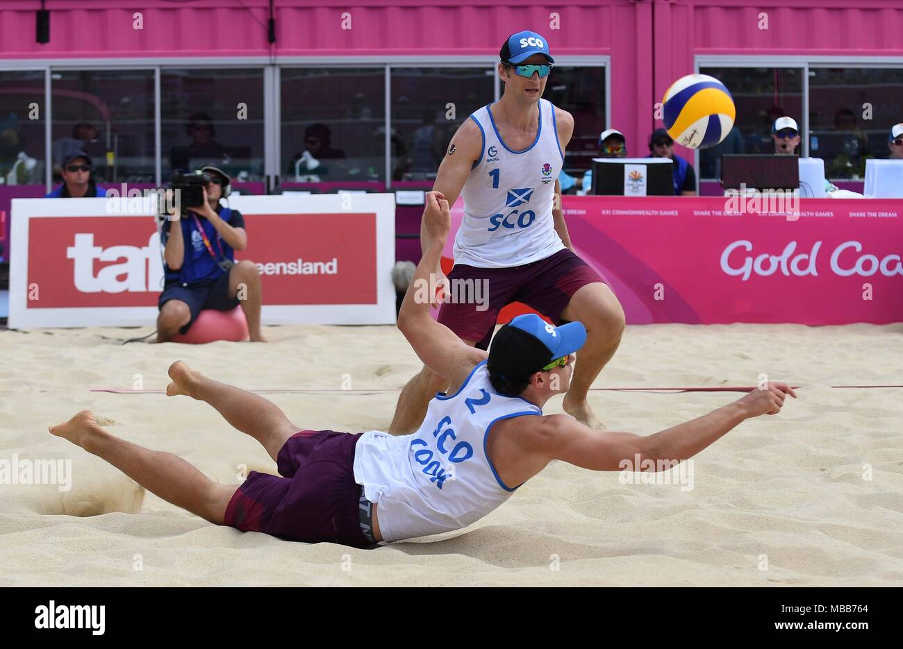 Queensland, Australien. 10 Apr, 2018. Seain Cook (SCO) Tauchgänge beobachtet von Robin Miedzybrodzki (SCO). Schottland V England. Mens Viertelfinale. Beach Volleyball. XXI Commonwealth Games. Coolangatta Strand. Gold Coast 2018. Queensland. Australien. 10.04.2018. Credit: Sport in Bildern/Alamy leben Nachrichten Stockfoto