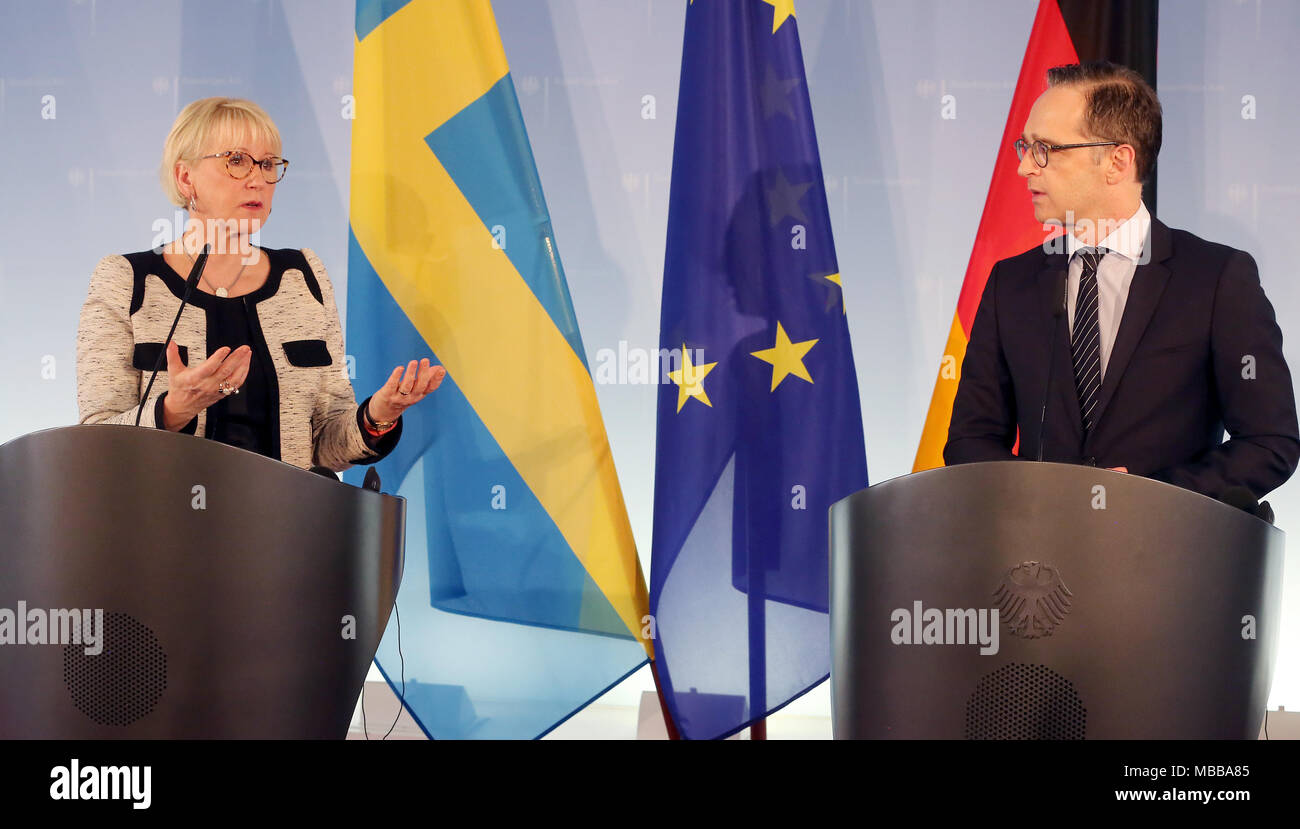 10 April 2018, Deutschland, Berlin: Der deutsche Außenminister Heiko Maas der Sozialdemokratischen Partei (SPD) und der schwedische Außenminister Margot Wallström sprechen mit dem drücken Sie nach dem Einlegen in den bilateralen Gesprächen bezüglich der europäischen und internationalen Politik. Foto: Wolfgang Kumm/dpa Stockfoto