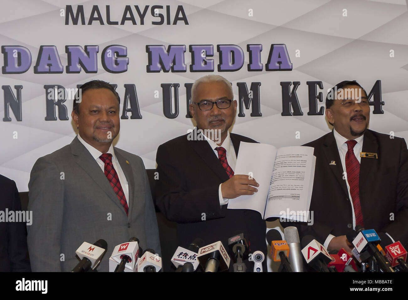 Putrajaya, Kuala Lumpur, Malaysia. 10 Apr, 2018. Tan Sri Mohd Hashim bin Abullah der Vorsitzende von Malaysia Wahlkommission bei einer Pressekonferenz mit seinem Kommissar gesehen. Die Wahlkommission von Malaysia hat die besonderen Datum für allgemeine Wahlen angekündigt, nachdem Sie eine Sondersitzung am SPR Turm, Putrajaya statt. Die Wahlkommission hatte setzt 11. April als Datum für Schrift, 28. April als Datum für die Nominierung Tag, den 5. Mai als Datum für den Wahltag und die Wahlen am 9. Credit: Faris Hadziq/SOPA Images/ZUMA Draht/Alamy leben Nachrichten Stockfoto