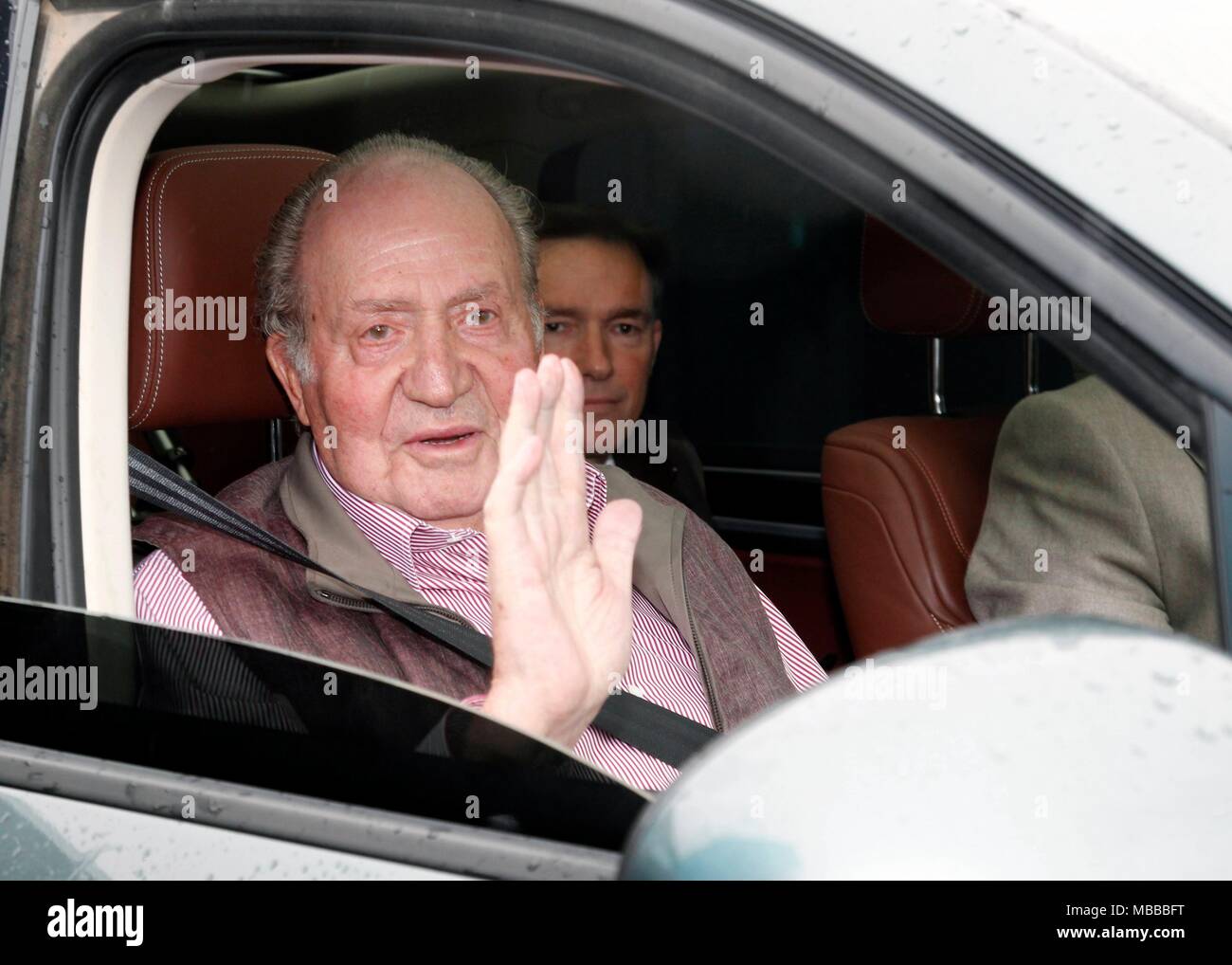 REY JUAN CARLOS RECIBE EL ALTA HOSPITALARIA TRAS SU OPERACION DE RODILLA JUAN CARLOS de Borbón y Borbón; 10.04.2018, König Juan Carlos von Spanien das Krankenhaus verlässt. EP 888/Cordon drücken Sie Stockfoto