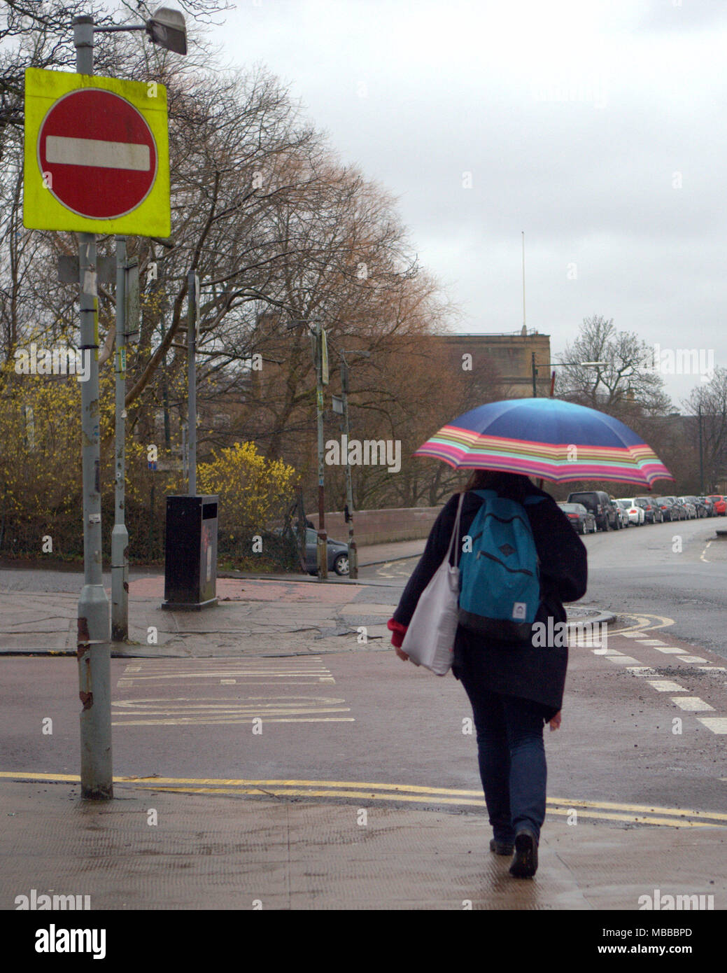 Glasgow, Schottland, Großbritannien, 10. April. UK Wetter: Als jenna Coleman besucht das West End für seine einen miserablen nassen Tag Dreharbeiten mit verwahrlosten Duschen. Gerard Fähre / alamy Nachrichten Stockfoto