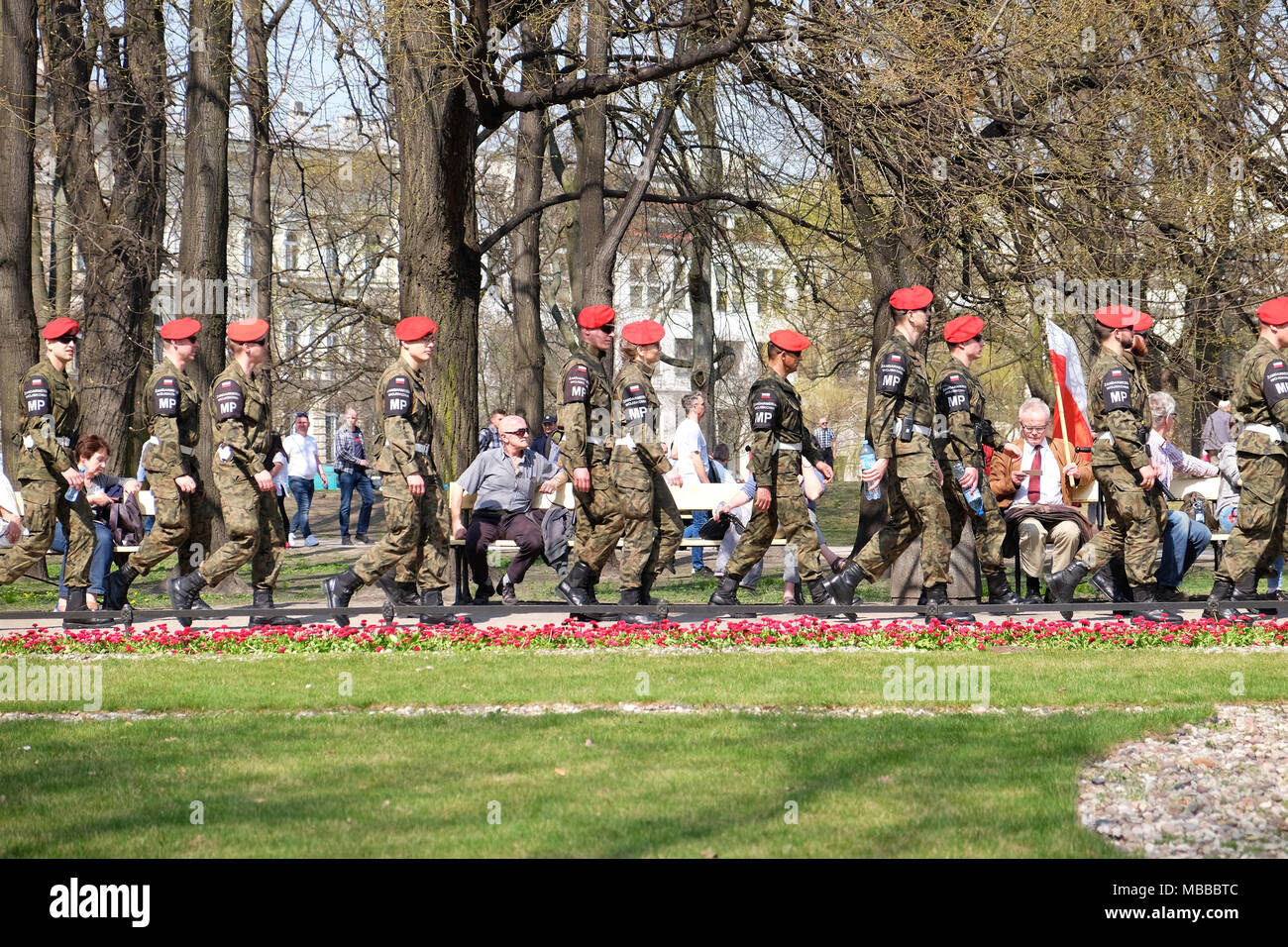 Warschau, Polen - Dienstag, 10. April 2018 - Polnische Militärpolizei Soldaten ankommen am Plac Pilsudskiego an der Gedenkstunde für die Opfer von Smolensk (Russland) Air Crash in 2010, als die polnische Luftwaffe VIP-Jet abgestürzt Töten von 96 Personen, darunter der damalige Präsident Polens Lech Kaczynski und seine Frau Maria zu erinnern. Foto Steven Mai/Alamy leben Nachrichten Stockfoto