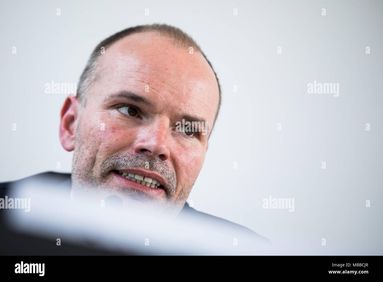 10 April 2018, Essen, Deutschland: Der neue Direktor des Museum Folkwang, Peter Gorschlüter, auf die Fragen der Journalisten. Peter Gorschlüter übernimmt die Verwaltung des Museum Folkwang in Essen im Sommer. Foto: Marcel Kusch/dpa Stockfoto