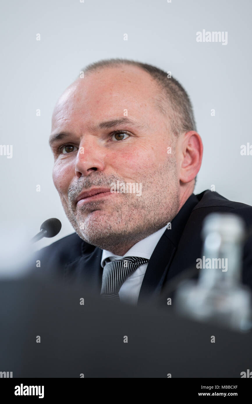 10 April 2018, Essen, Deutschland: Der neue Direktor des Museum Folkwang, Peter Gorschlüter, auf die Fragen der Journalisten. Peter Gorschlüter übernimmt die Verwaltung des Museum Folkwang in Essen im Sommer. Foto: Marcel Kusch/dpa Stockfoto