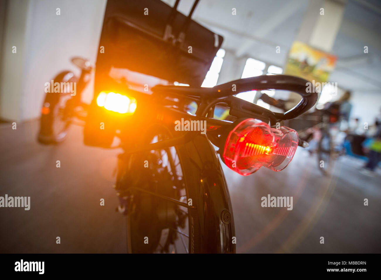 10 April 2018, Berlin, Deutschland: ein Signal, das von der Firma Velokonzept auf ein Liegerad blinkt. Das Fahrrad Festival' VeloBerlin" findet am 14. und 15. Mai, an Luft-Dock 5 des Flughafen Tempelhof. Foto: Arne Bänsch/dpa Stockfoto