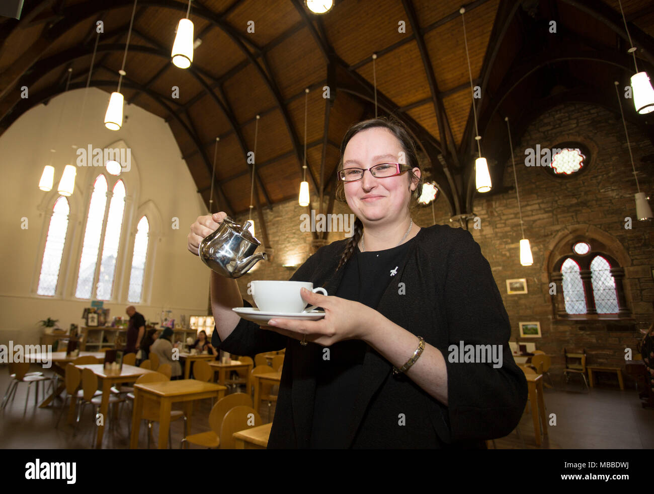 Dumfries, Großbritannien. 10. April 2018. Amy Wright, ehrenamtlicher Vorsitzender des Direktor der gewöhnlichen Cafe in Dumfries, die Beschäftigungs- und Ausbildungsmöglichkeiten für junge Erwachsene mit zusätzlicher Unterstützung braucht. Dumfries, Schottland, UK Quelle: Allan Devlin/Alamy leben Nachrichten Stockfoto