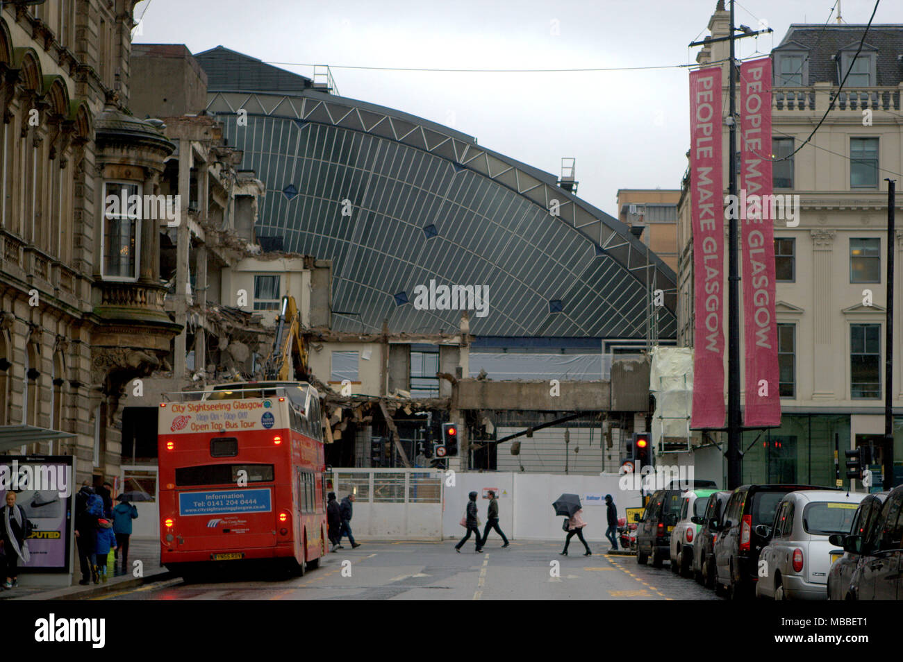 Glasgow, Schottland, Großbritannien, 10. April. UK Wetter: George Square Touristen Sightseeing Bus queen street Station Sanierung viktorianischen Bahnhof Bahnhofshalle Fassade miserablen nassen Tag mit verwahrlosten Duschen für Einheimische und Touristen im Zentrum der Stadt offenbart. Gerard Fähre / alamy Nachrichten Stockfoto