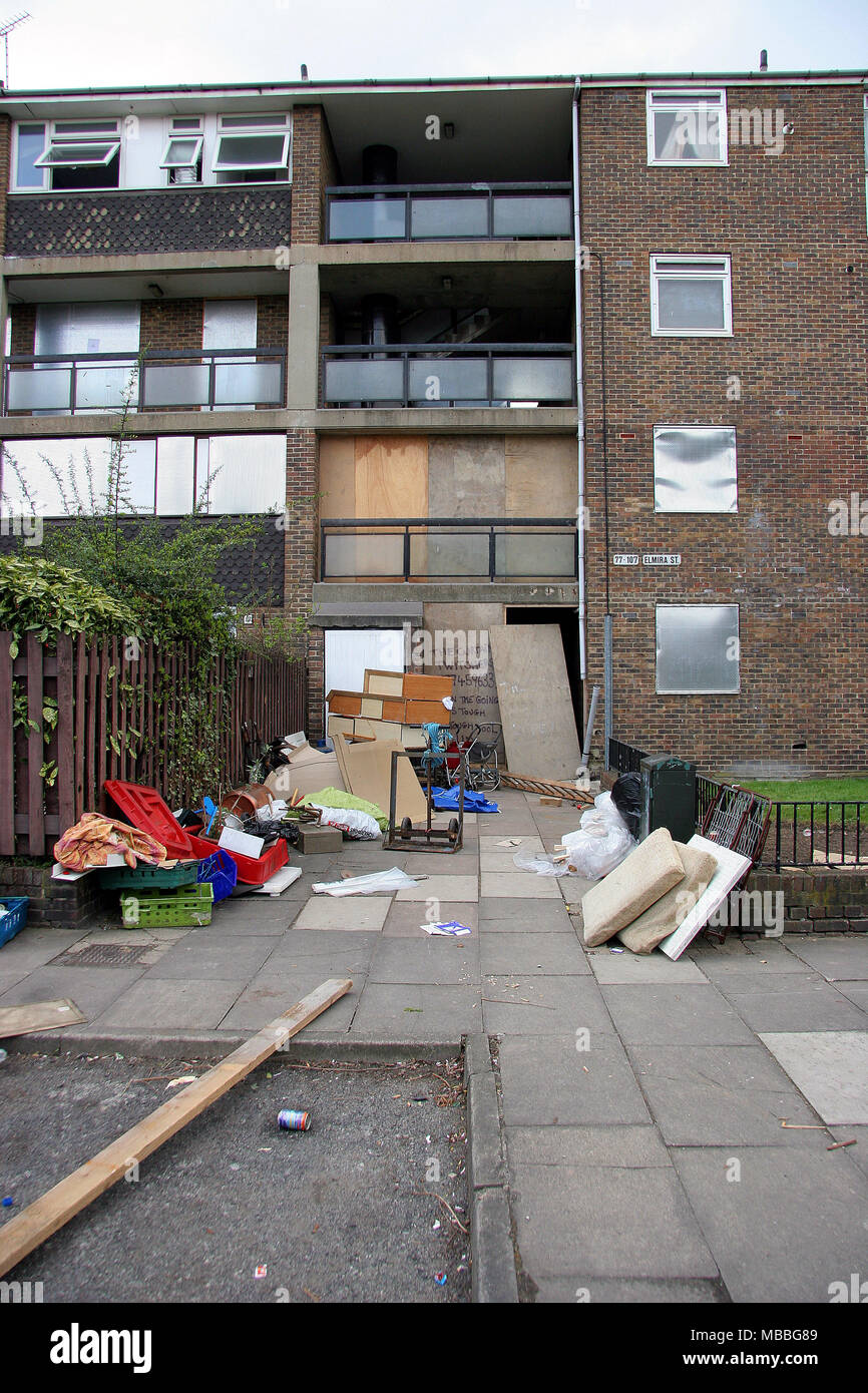 Rat Häuser für Abbrucharbeiten in Lewisham, London, England, Großbritannien vorbereitet wird. Stockfoto