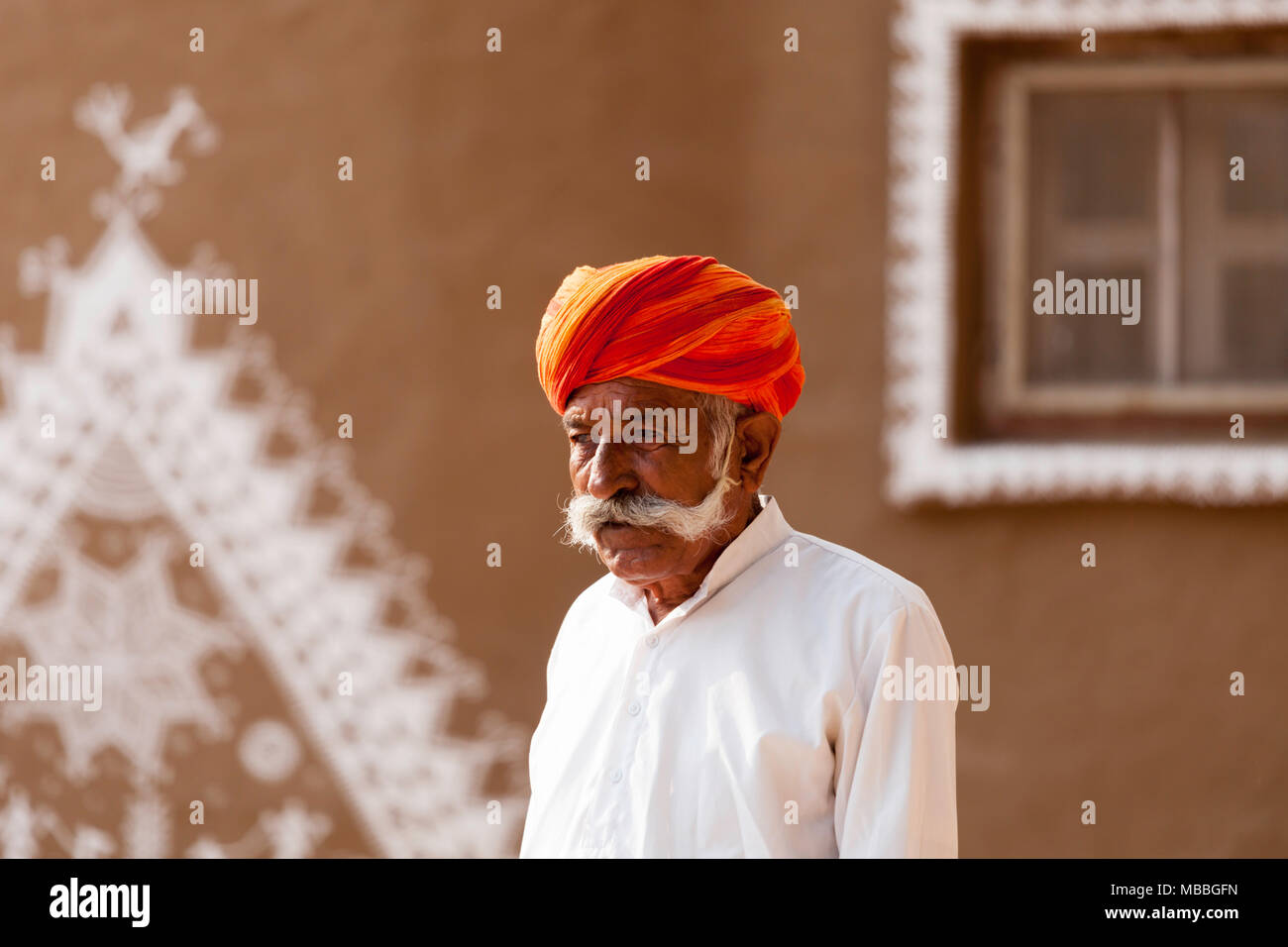 Älterer Mann mit einem orangefarbenen Turban und einen Schnurrbart außerhalb des Desert Resort, Bezirk Jhunjhunu, Mandawa, Rajasthan, Indien. Stockfoto