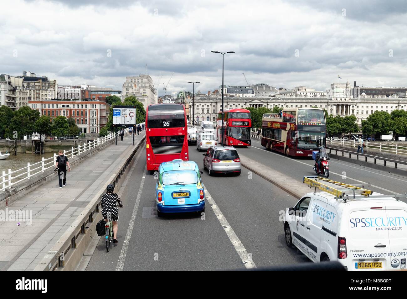 Queuing Verkehr auf der Waterloo Bridge Central London England Großbritannien Stockfoto