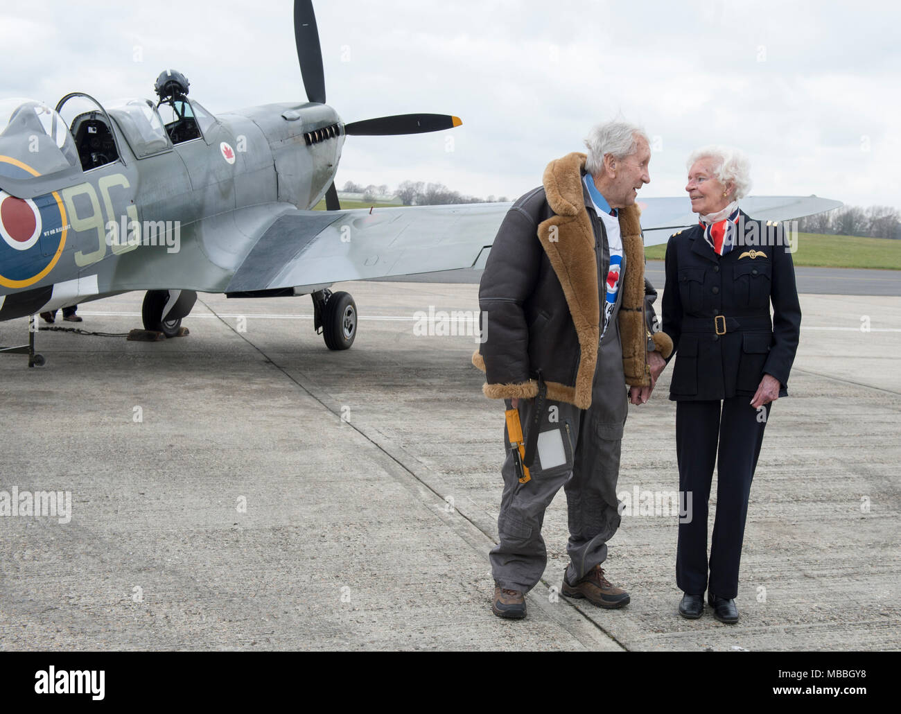 RAF WW 11 Veteranen Spitfire pilot Allan Scott 96 und Air Transport auxiliary Officer Mary Ellis 101 der 100. Jahrestag Feier der RAF mit einer Flypast in einem Spitfire Flugzeuge feiern. Stockfoto