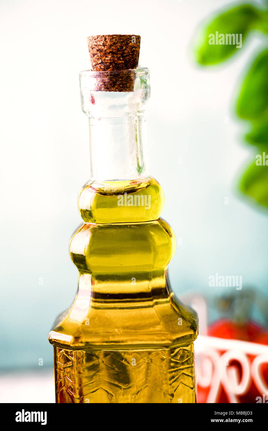 Kochen Zutaten. Olivenöl und Basilikum Blatt Stockfoto