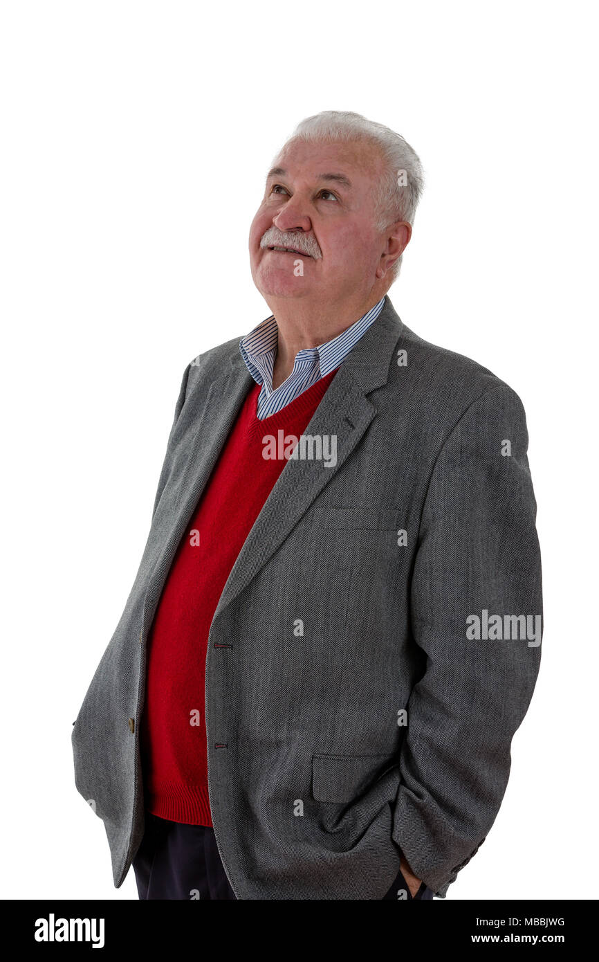 Grauhaarige ältere Mann denken oder etwas über seinen Kopf, blickte mit einem nachdenklichen Ausdruck isoliert auf weißem Stockfoto