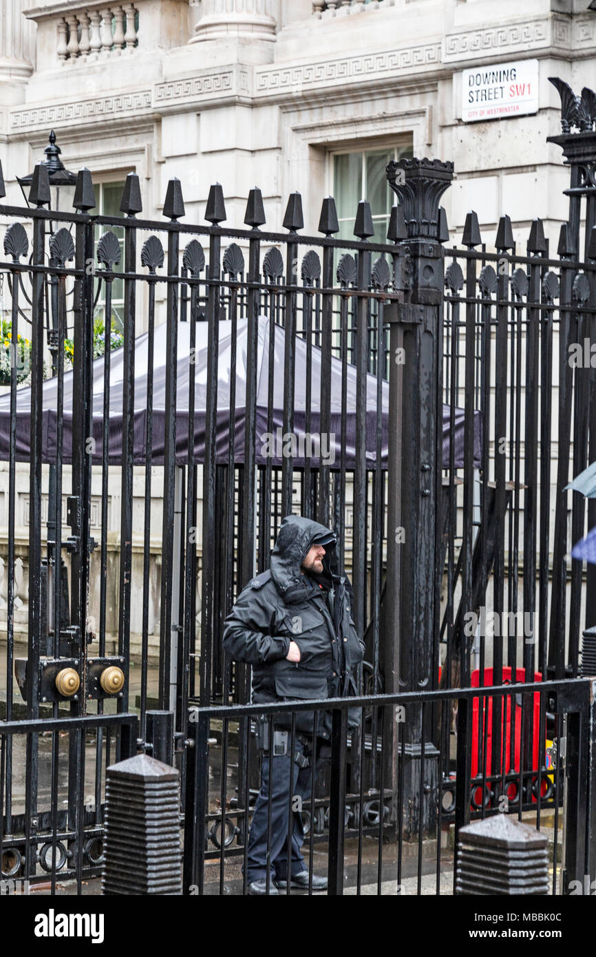 Eingang zur Downing Street in London, England. Startseite des britischen Premierministers. Zeigt Sicherheit Tore und Sicherheitspersonal. Stockfoto