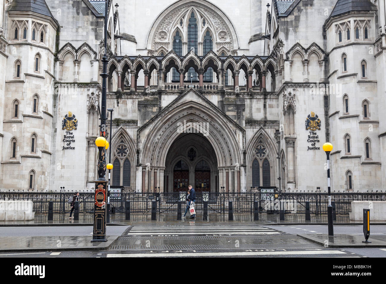 Die Royal Courts of Justice auf der Faser in London, England. Stockfoto