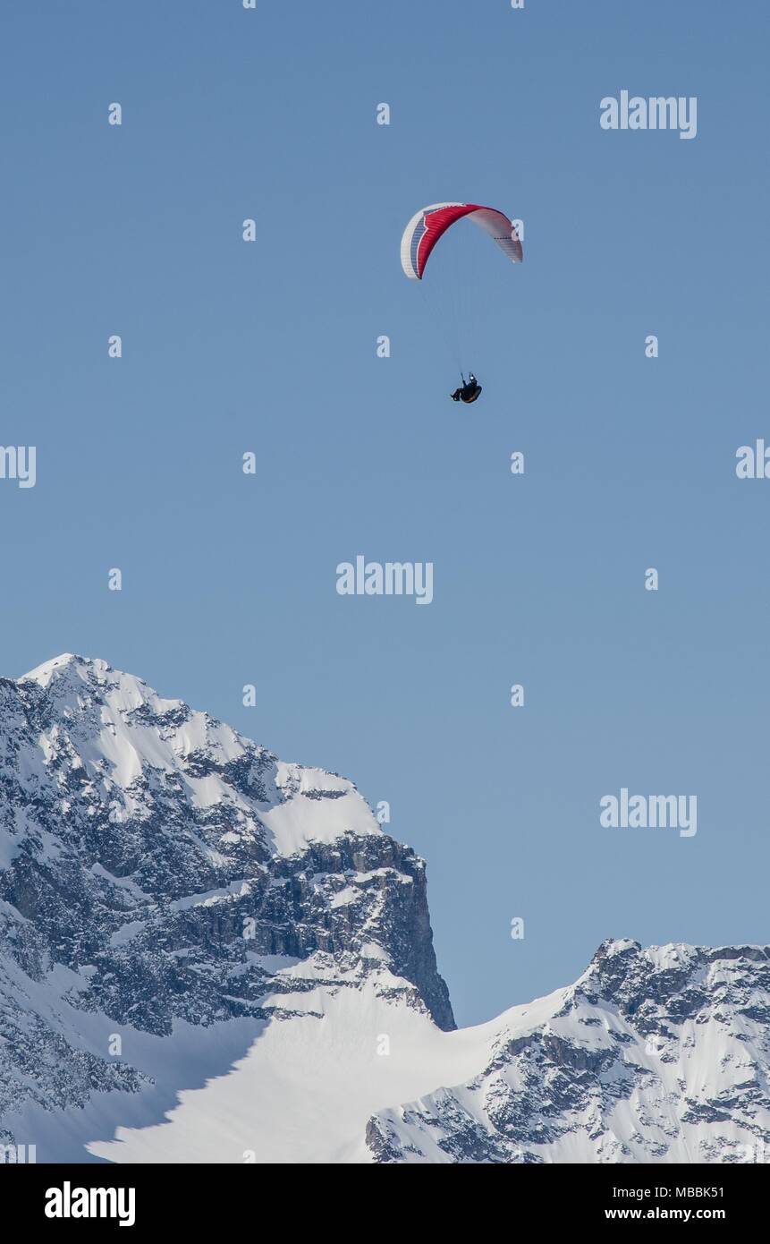 Unvergessliche Paragliding Flüge inmitten der atemberaubenden Berglandschaft des Engadin von Muottas Muragl in der Nähe von Pontresina zur Verfügung stehen. Stockfoto