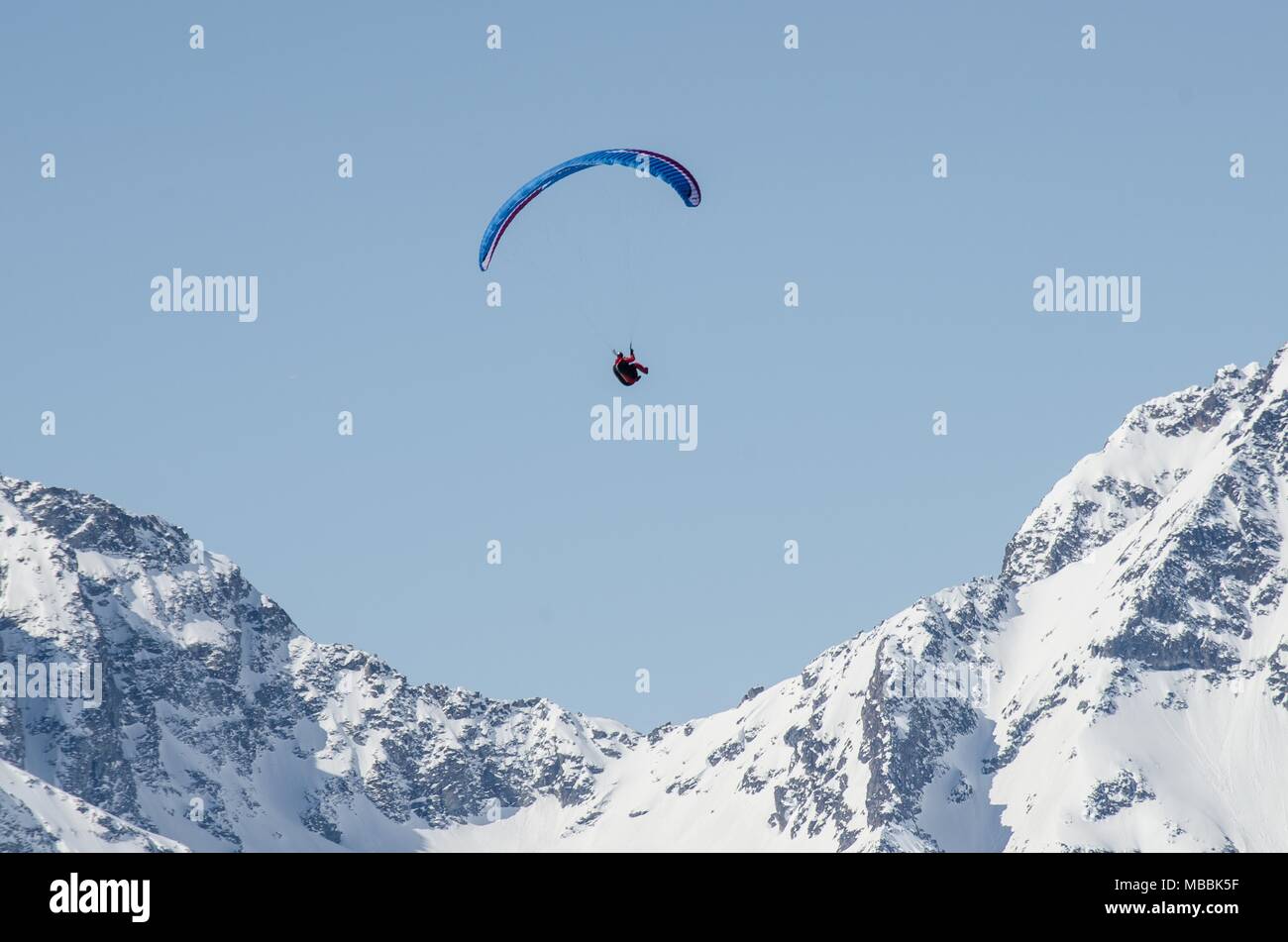 Unvergessliche Paragliding Flüge inmitten der atemberaubenden Berglandschaft des Engadin von Muottas Muragl in der Nähe von Pontresina zur Verfügung stehen. Stockfoto