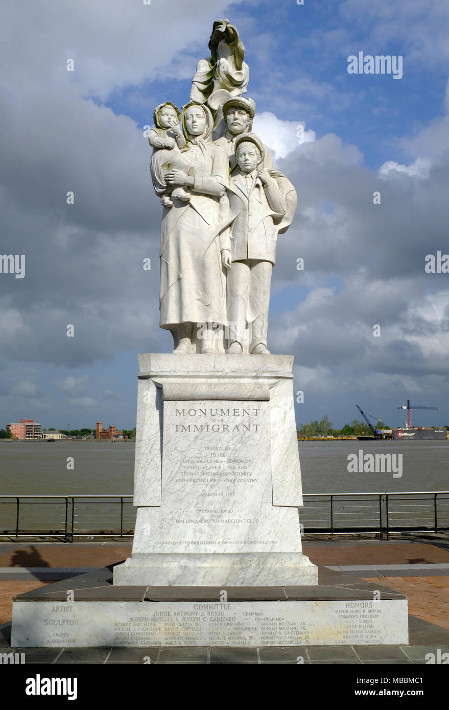 Denkmal für die Zugewanderten Statue in New Orleans, Louisiana. Marmorstatue eines weiblichen Muse und einer Zuwandererfamilie Stockfoto