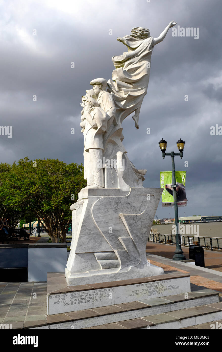 Denkmal für die Zugewanderten Statue in New Orleans, Louisiana. Marmorstatue eines weiblichen Muse und einer Zuwandererfamilie Stockfoto