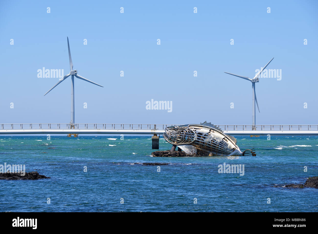 Jeju, Korea - 26. Mai 2017: Sinchang Windmill Farm, Küstenstraße mit Windkraftanlagen an Hangyeong-myeon. Es ist beliebt als treibende Kurs und Stockfoto