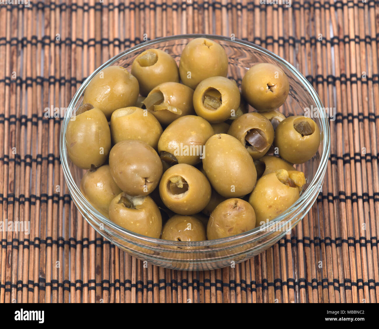 Grüne kolossale Oliven Hand gefüllt mit Jalapeno peppers Stockfoto