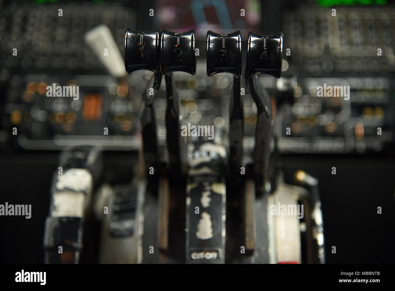 Vier Hebel bleiben an der Startposition März 25, 2018, McConnell Air Force Base, Kansas. Die vier Hebel werden verwendet, um die Energie, die durch jeden Motor läuft auf der KC-135 Stratotanker zu steuern. (U.S. Air Force Foto von Airman 1st Class Alan Ricker) Stockfoto