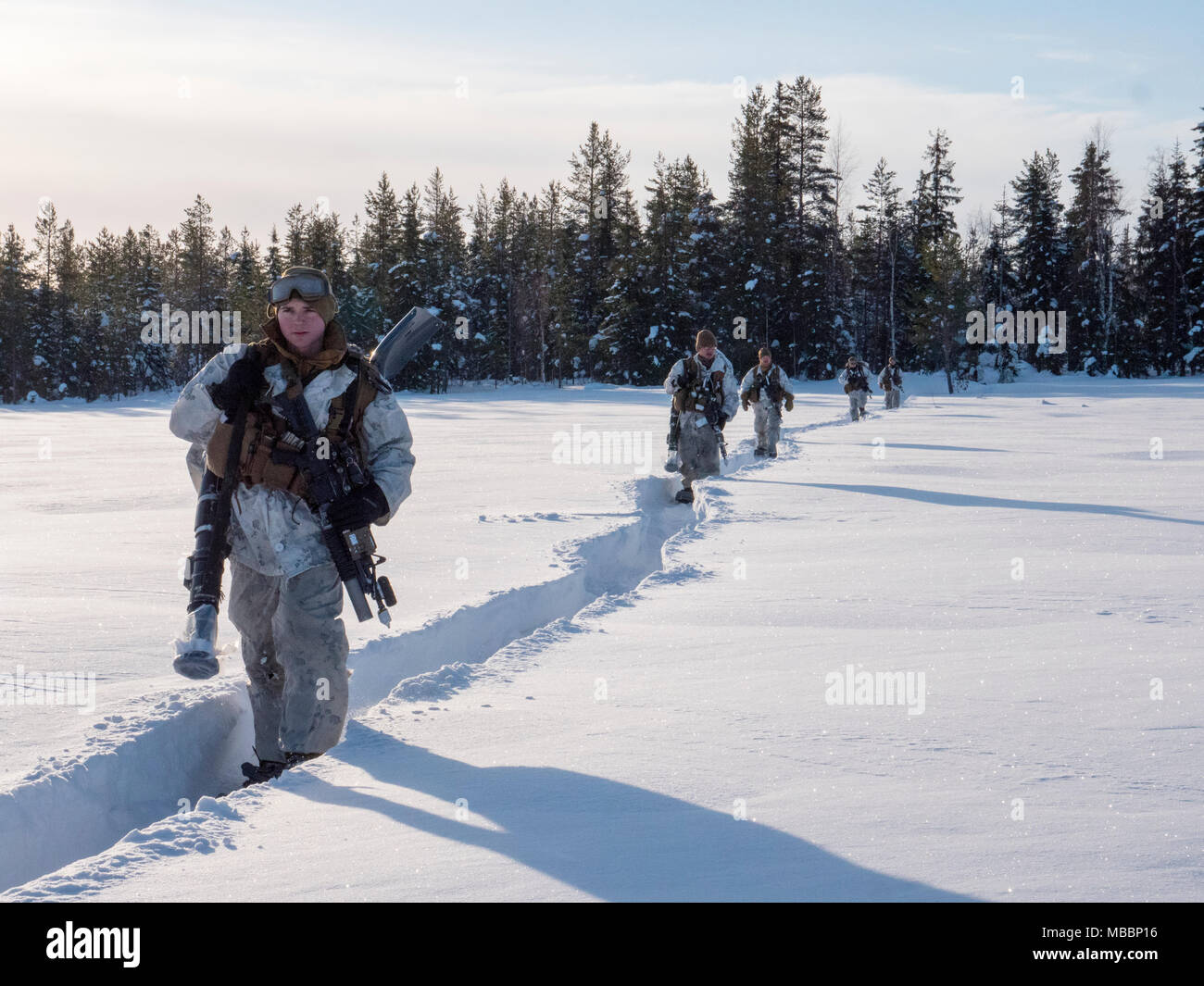 Marines mit Marine Rotational Force-Europe bewegen in Richtung zu ihrem Ziel während der Übung Winter Sun 18 in Boden, Schweden, 14. März 2018. Winter Sun18 ist eine multinationale Übung, die ausgebauten Elemente mit einem mechanisierten Infanterie integriert und verbessert die strategische Zusammenarbeit zwischen der US-Marines und schwedische Truppen in kaltem Wetter. (U.S. Marine Corps Foto von Cpl. Raul Torres/Freigegeben) Stockfoto