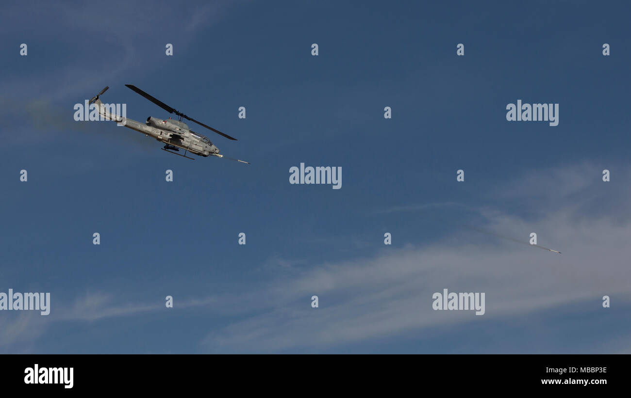 Ein U.S. Marine Corps AH-1W Super Cobra mit Marine Aviation Waffen und Taktiken Staffel 1 startet Raketen auf simulierten feindliche Ziele während eines taktischen Demonstration für Waffen und Taktiken Instructor Kurs 2-18 an Yodaville, Yuma, Ariz., April 4. WTI ist ein sieben-wöchigen Schulungsveranstaltung durch MAWTS-1 Kader, die betriebliche Integration der sechs Funktionen des Marine Corps Luftfahrt, bei der Unterstützung einer Marine Air Ground Task Force betont und bietet standardisierte Advanced Tactical Training und Zertifizierung der Ausbilder Qualifikationen zu Marine Aviation Training und Lesen support gehostet Stockfoto