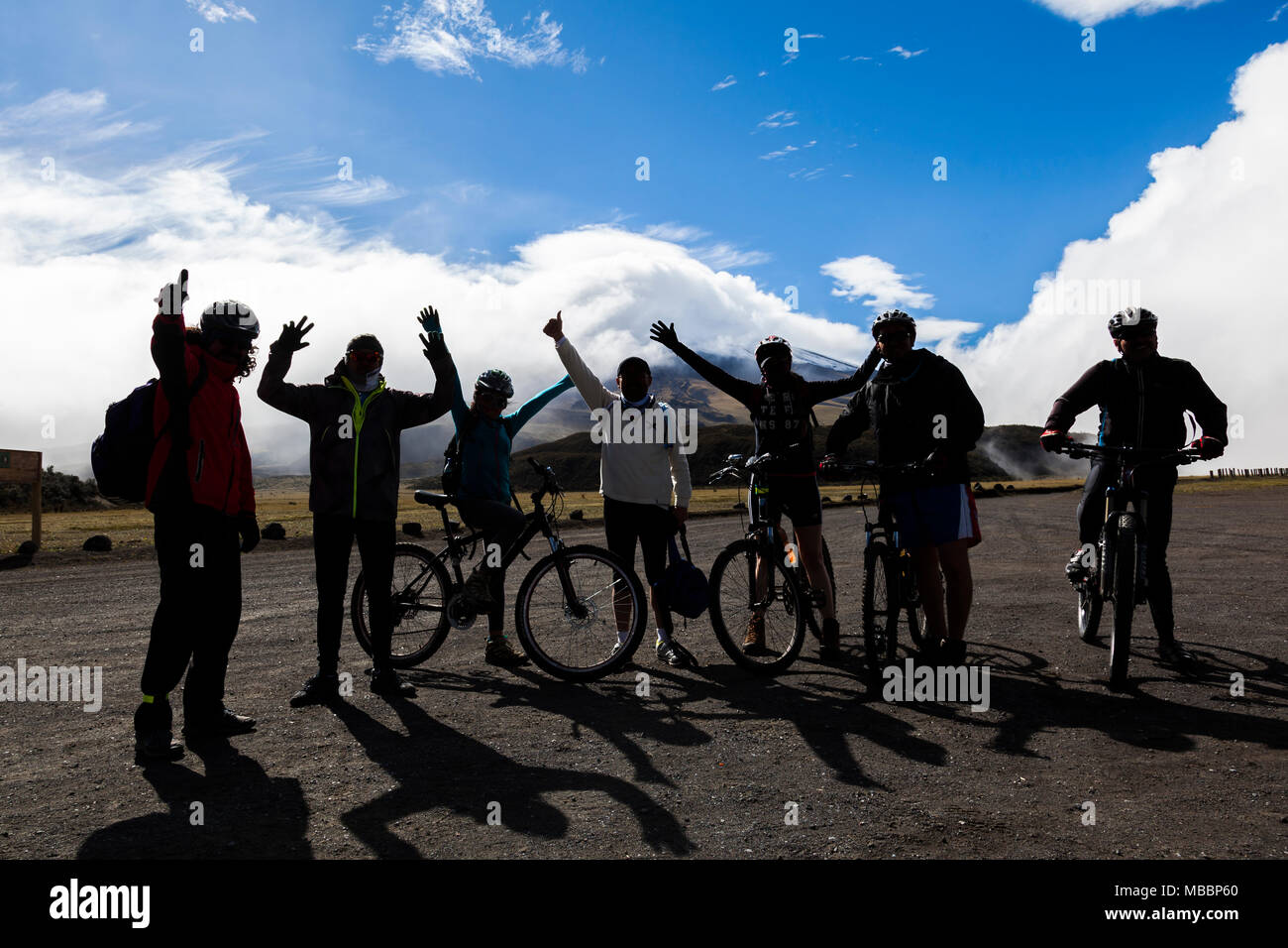 Mountainbiker Gruppe, gegen das Licht gesehen. Cotopaxi, Ecuador. Stockfoto