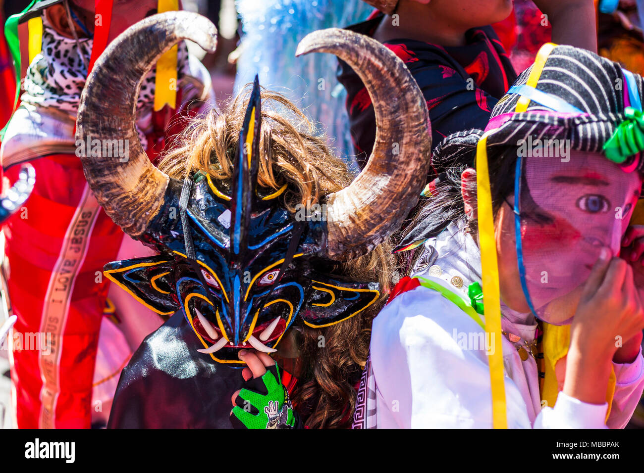 Píllaro, ECUADOR - Februar 6, 2016: Unbekannte einheimische verkleidet an der Diablada, beliebte Stadt feiern mit Menschen als Teufel verkleidet Stockfoto