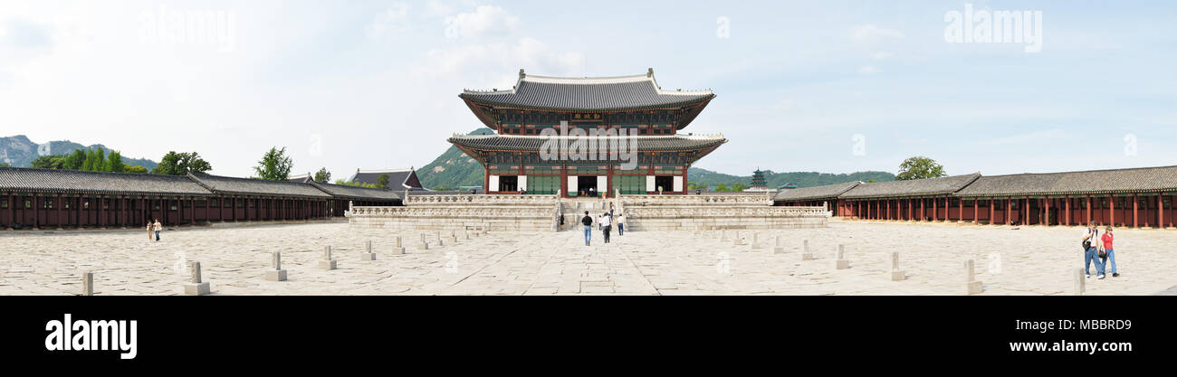 SEOUL, Südkorea - 04. SEPTEMBER 2009: Panorama der Geunjeongjeon in Gyeongbok Palast in Seoul, Korea Stockfoto