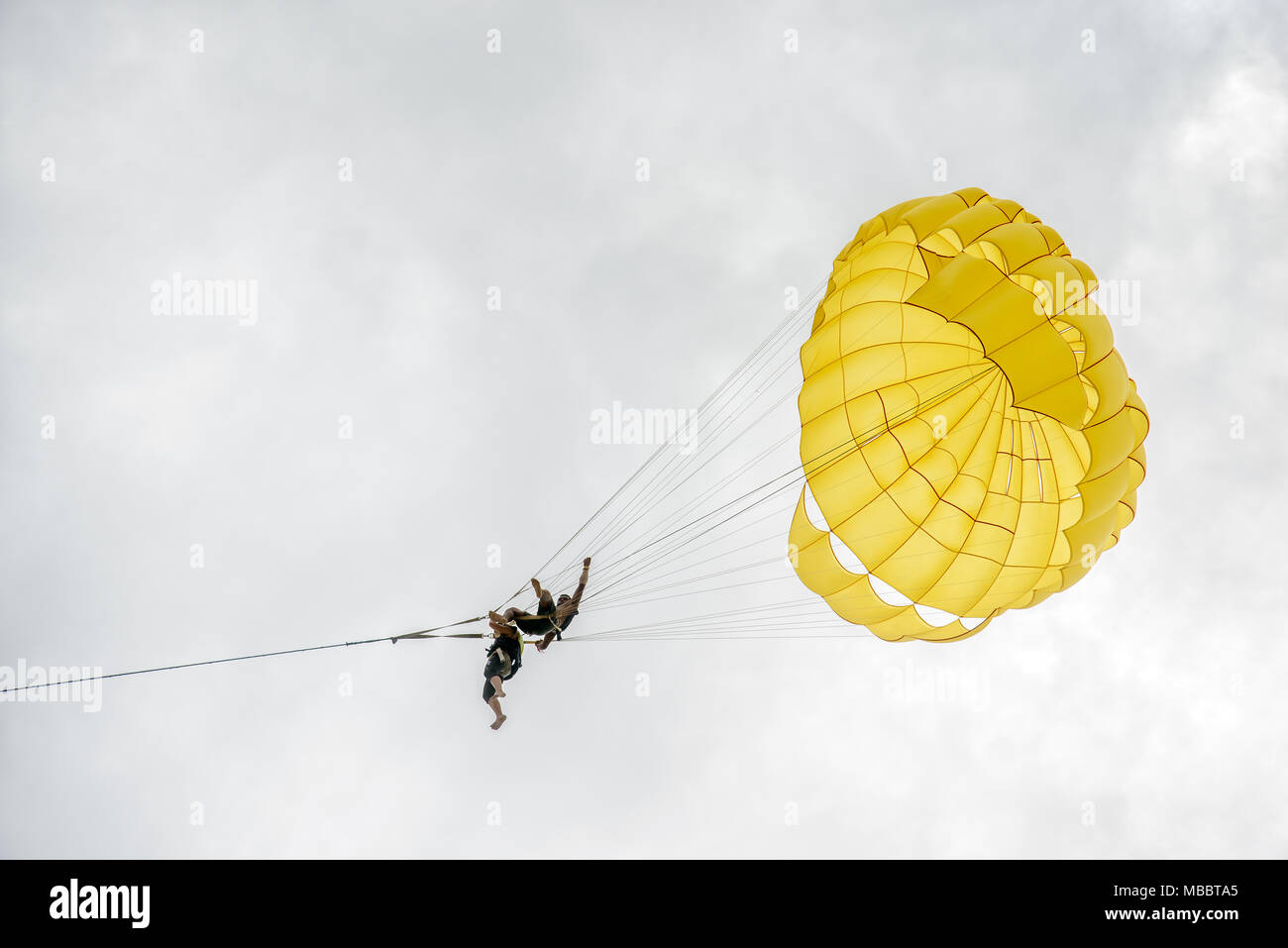 PHUKET, Thailand - August 01, 2013: Parasailing ohne Lizenz und Ausrüstung, nur durch barehanded Mann gesteuert. Stockfoto