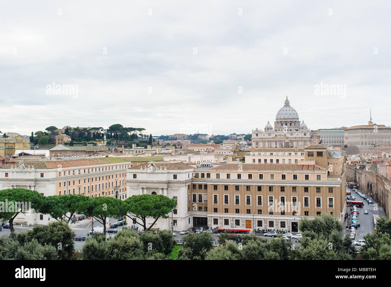 Rom, Italien, 27. JANUAR 2010: Blick von Rom mit dem Tiber und Kuppel der St. Peter's Basilica von der Spitze des Castel Sant'Angelo in Italien. Stockfoto