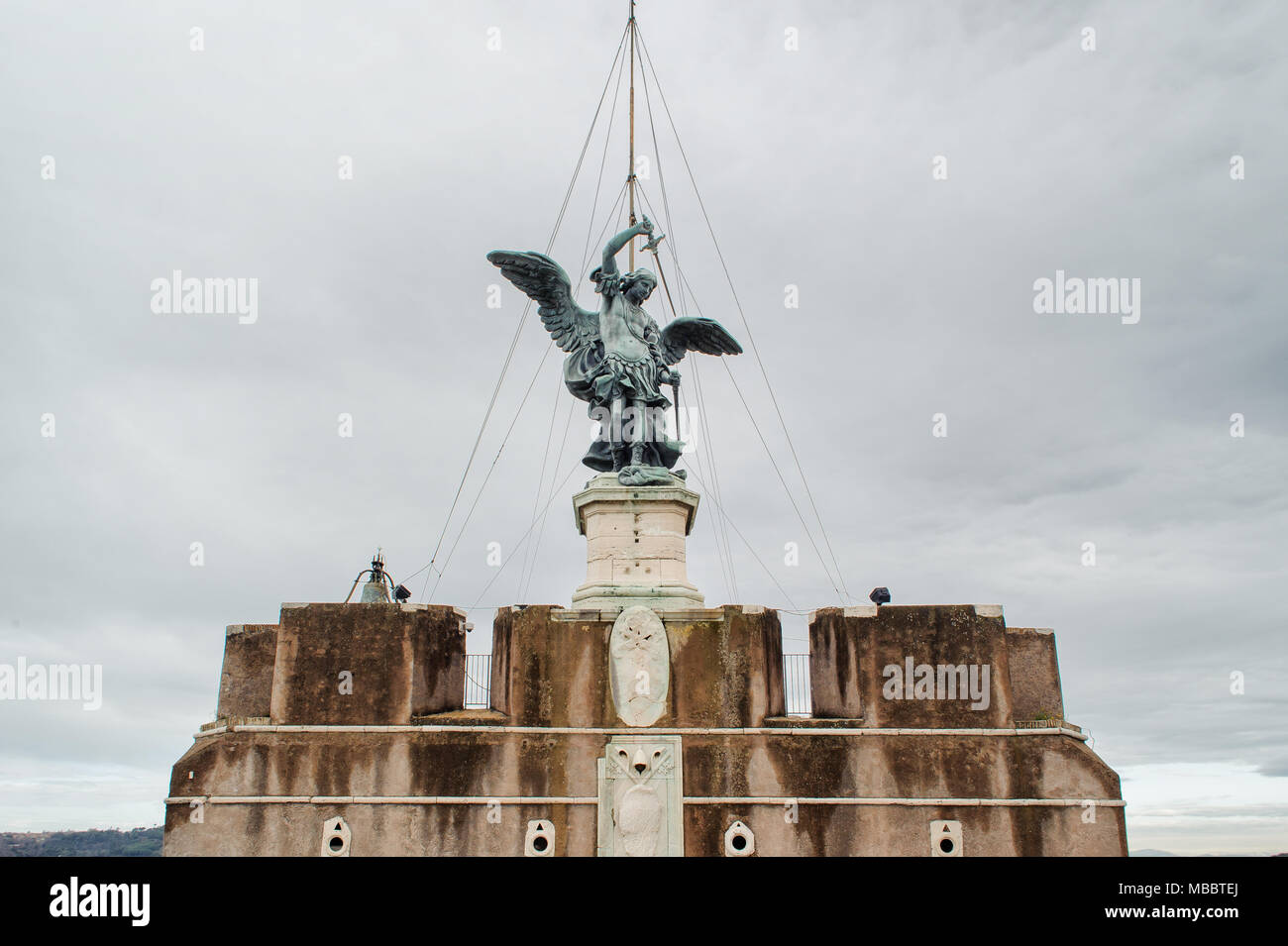 Rom, Italien, 27. JANUAR 2010: Bronze Statue des Erzengels Michael auf der Spitze des Castel Sant'Angelo in Rom, Italien. Stockfoto