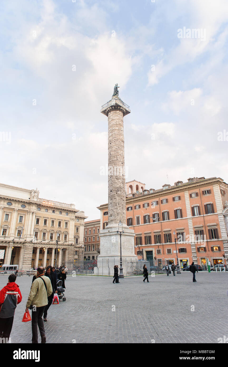 Rom, Italien, 24. JANUAR 2010: Der Trajan Spalte (Colonna Traiana auf Italienisch) ist eine römische Siegessäule zu commenmorates Römischen emepror in Rom, Italien Stockfoto