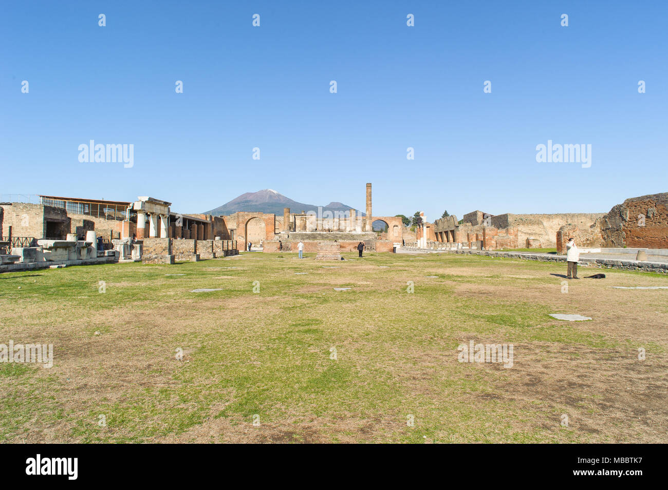 Neapel, Italien - Januar 19, 2010: Tempel des Jupiter mit dem Berg Vesuv in Pompeji ruiniert. Pompeji ist eine Ruine der antike römische Stadt in der Nähe von Neapel in Italien. Stockfoto