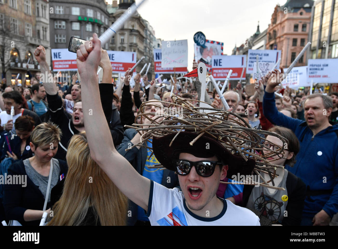 Mehrere tausend Demonstranten am Prager Wenzelsplatz, Tschechien, protestierten gegen strafrechtlich PM Andrej Babis und sein Kabinett, die Biene hat Stockfoto