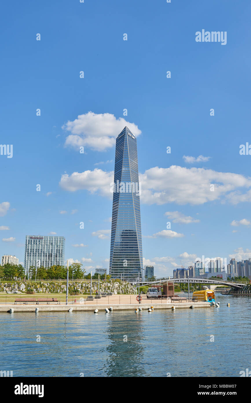 Songdo, Korea - September 07, 2015: ordentlich (Nordosten) Tower ist die teuerste Projekt Songdo im internationalen Geschäft Bezirk und die talles Stockfoto