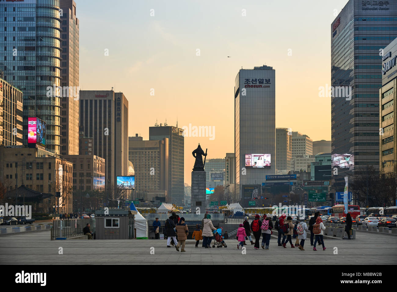 Seoul, Korea - Dezember 9, 2015: Admiral Yi Sun-Shin statue am Gwanghwamun. Die Plaza ist ein öffentlicher Raum auf Sejongno und ist historisch bedeutsam, wie t Stockfoto