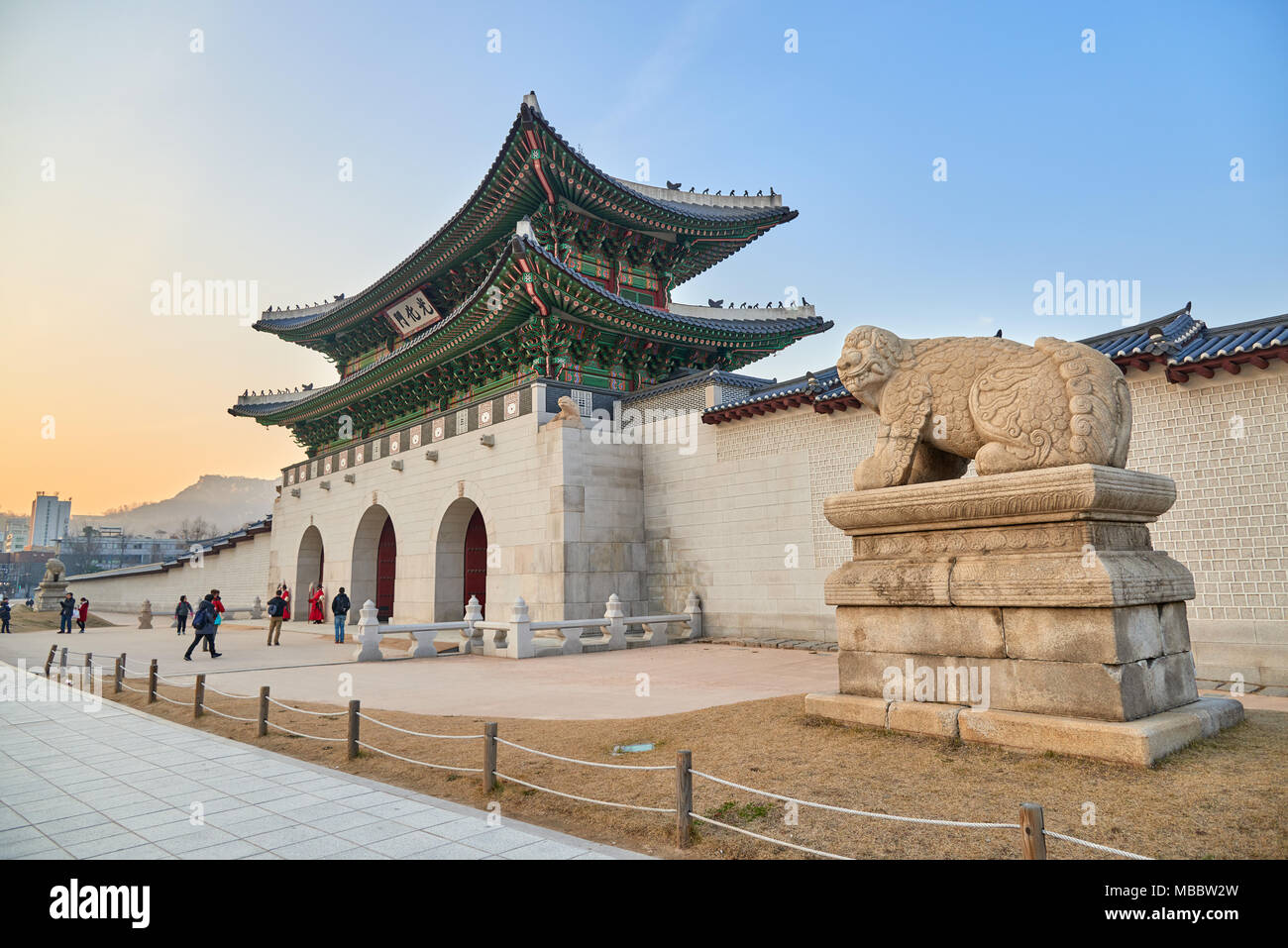 Seoul, Korea - Dezember 9, 2015: gwanghwamun Gate. Es ist das wichtigste Tor der Gyeongbokgung Palast. Es ist auch ein Wahrzeichen und Symbol der Seoul lange histo Stockfoto