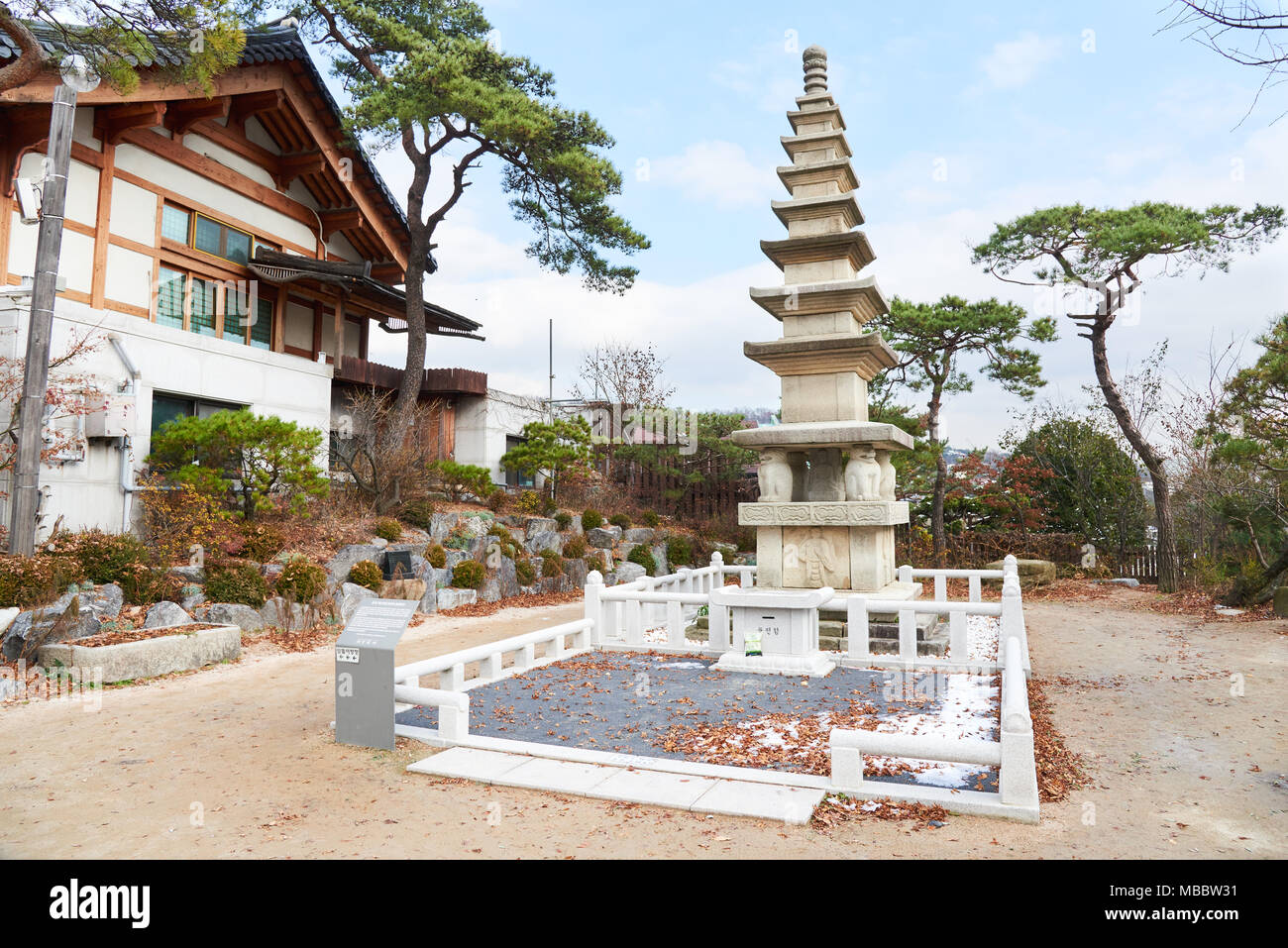 Seoul, Korea - Dezember 4, 2015: Gilsang sieben stöckige Pagode in Gilsangsa Tempel Der Tempel wurde von dem Mönch Beopjeong wurde 1997 eröffnet. Es gehört zu den Jog Stockfoto Seoul, Korea - Dezember 4, 2015: Gilsang sieben stöckige Pagode in Gilsangsa Tempel Der Tempel wurde von dem Mönch Beopjeong wurde 1997 eröffnet. Es gehört zu den Jog Stockfoto