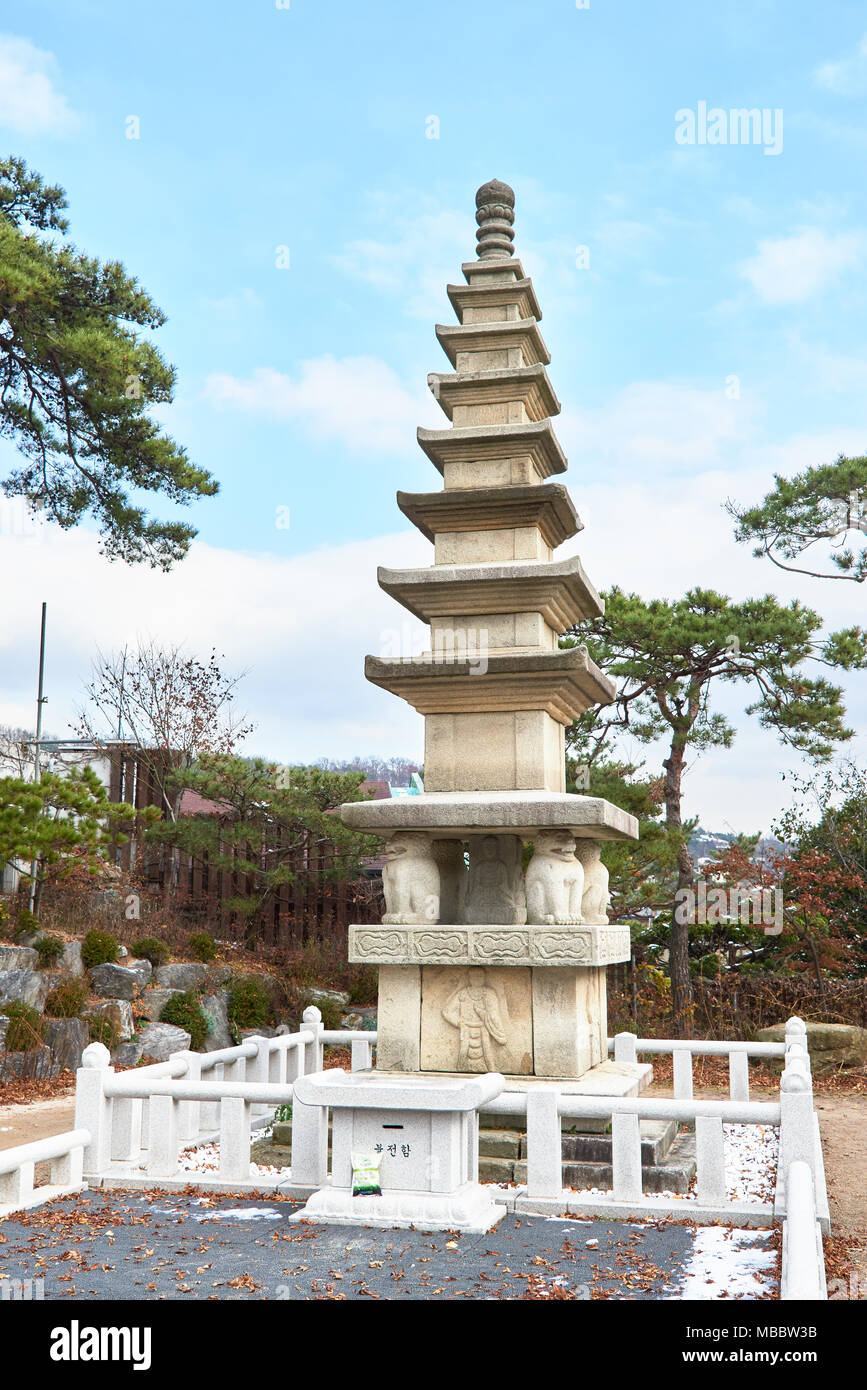 Seoul, Korea - Dezember 4, 2015: Gilsang sieben stöckige Pagode in Gilsangsa Tempel Der Tempel wurde von dem Mönch Beopjeong wurde 1997 eröffnet. Es gehört zu den Jog Stockfoto Seoul, Korea - Dezember 4, 2015: Gilsang sieben stöckige Pagode in Gilsangsa Tempel Der Tempel wurde von dem Mönch Beopjeong wurde 1997 eröffnet. Es gehört zu den Jog Stockfoto