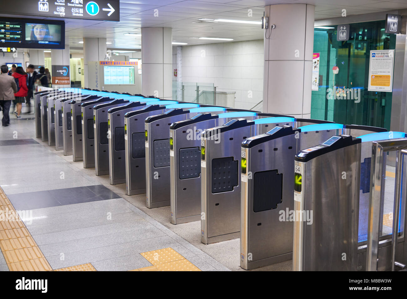 Seoul, Korea - Dezember 9, 2015: ticket Tor am Rathaus u-bahn Station. Das ticket Barriere ist eine allgemeine Gate Typ in den meisten U-Bahn in die Stadt. Stockfoto