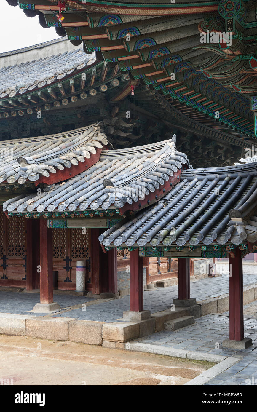 Seoul, Korea - 3. Januar 2016: überdachten Gang in Changgyeonggung-palast. Changgyeonggung-palast Schloss wurde von König Sejong erbaut und war einer der fünf Grand Pala Stockfoto