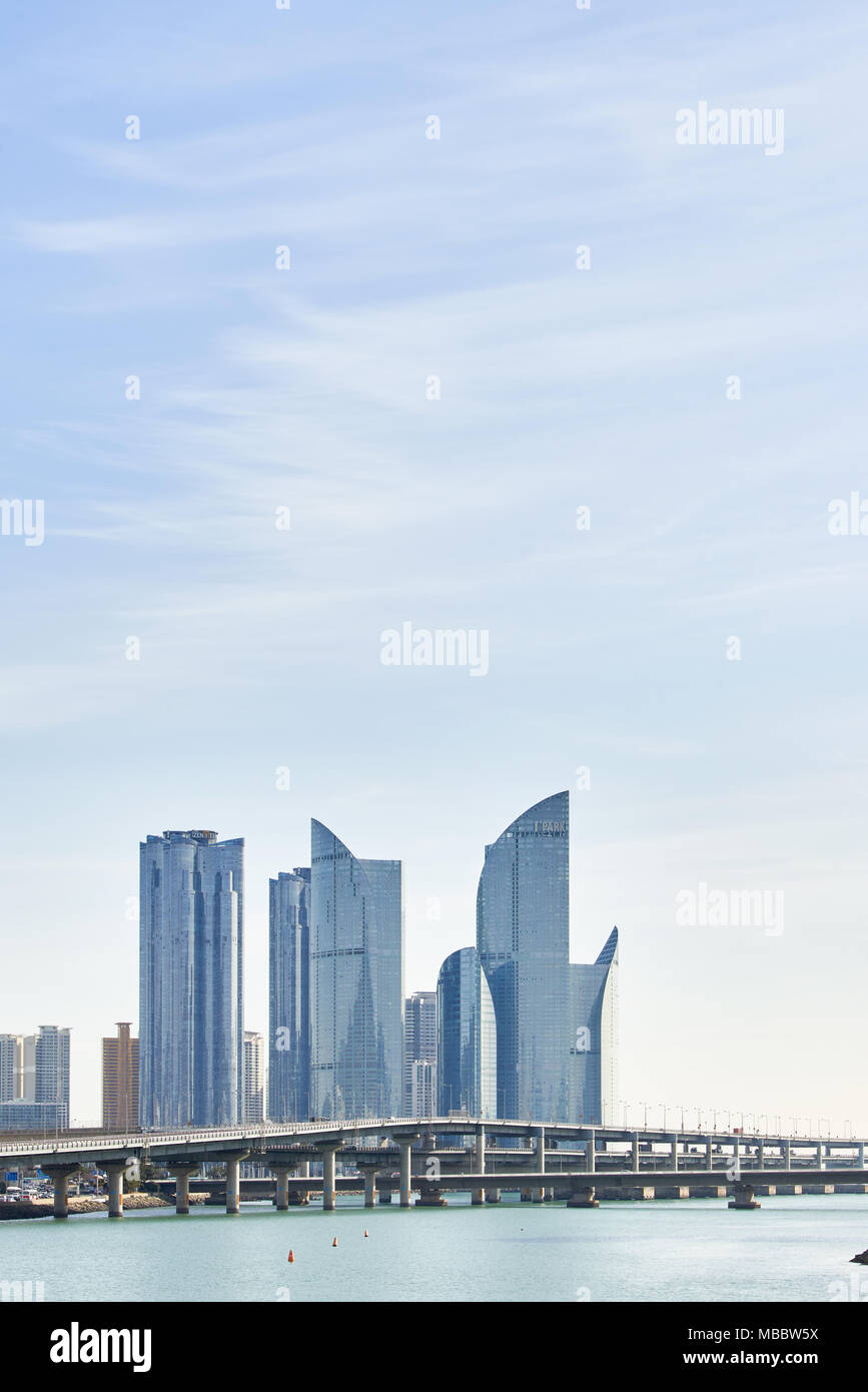 Busan, Korea - Januar 22, 2016: Marine City ist ein Luxus und prestigeträchtigen Wohngebiet gebaut auf Suyeong bay zurückgewonnenen Landes in Haeundae Distri Stockfoto