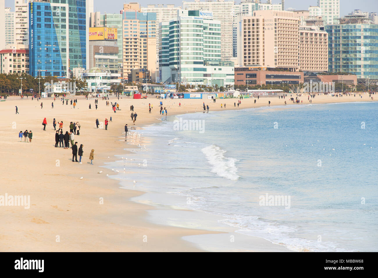 Busan, Korea - Januar 23, 2016: Blick auf den Haeundae Beach. Haeundae Beach ist das Busan beliebteste Strand wegen seiner einfachen Zugang von der Innenstadt von Busa Stockfoto